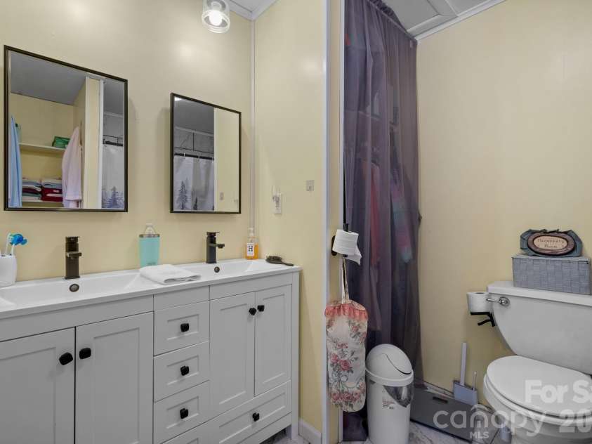 35 Glendale Drive, Spruce Pine, NC 28777.  MLS# CAR4392676, YatesRealty ID 33163. 