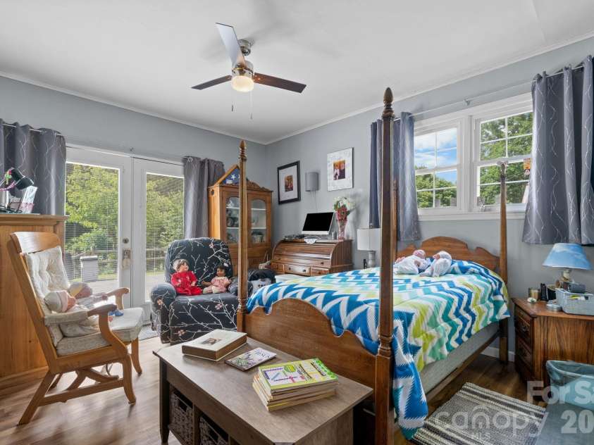 35 Glendale Drive, Spruce Pine, NC 28777.  MLS# CAR4392676, YatesRealty ID 33163. 
