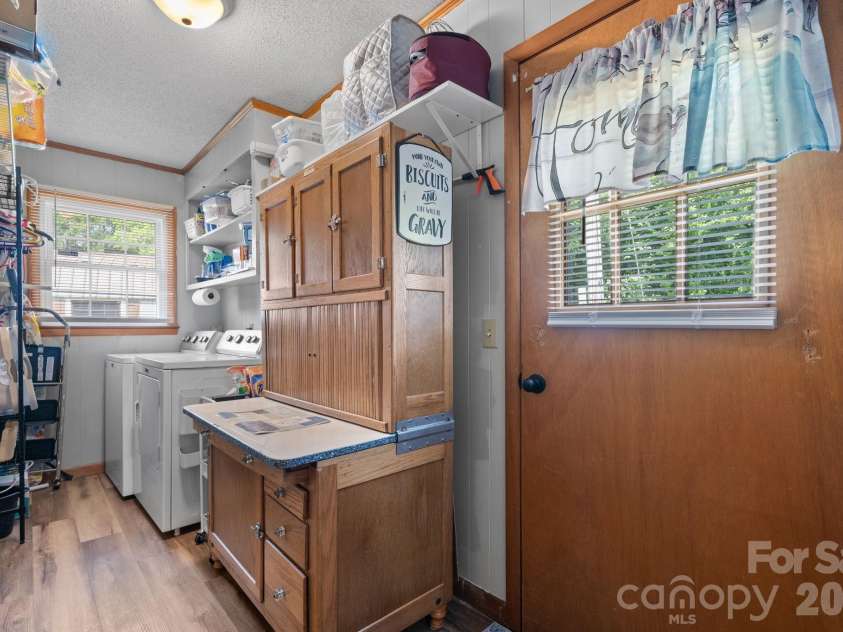 35 Glendale Drive, Spruce Pine, NC 28777.  MLS# CAR4392676, YatesRealty ID 33163. 