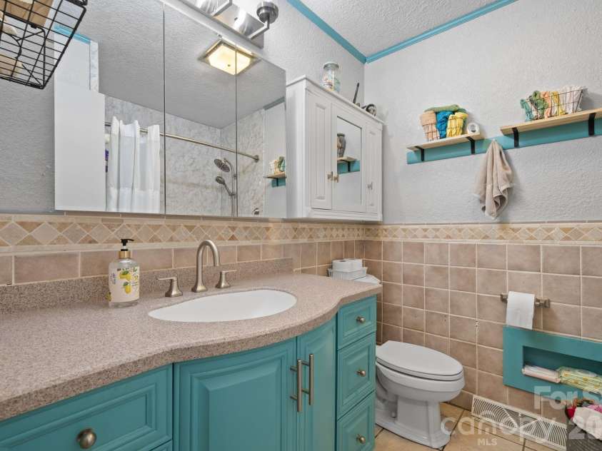 35 Glendale Drive, Spruce Pine, NC 28777.  MLS# CAR4392676, YatesRealty ID 33163. 