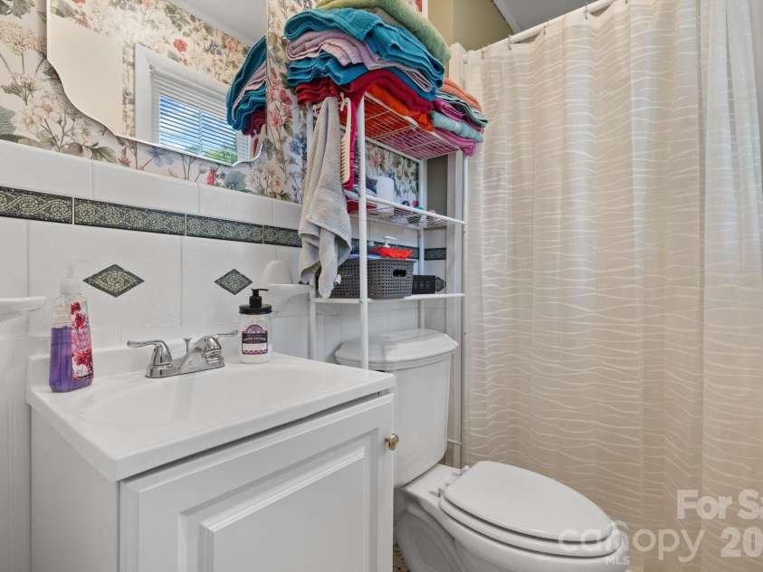35 Glendale Drive, Spruce Pine, NC 28777.  MLS# CAR4392676, YatesRealty ID 33163. 