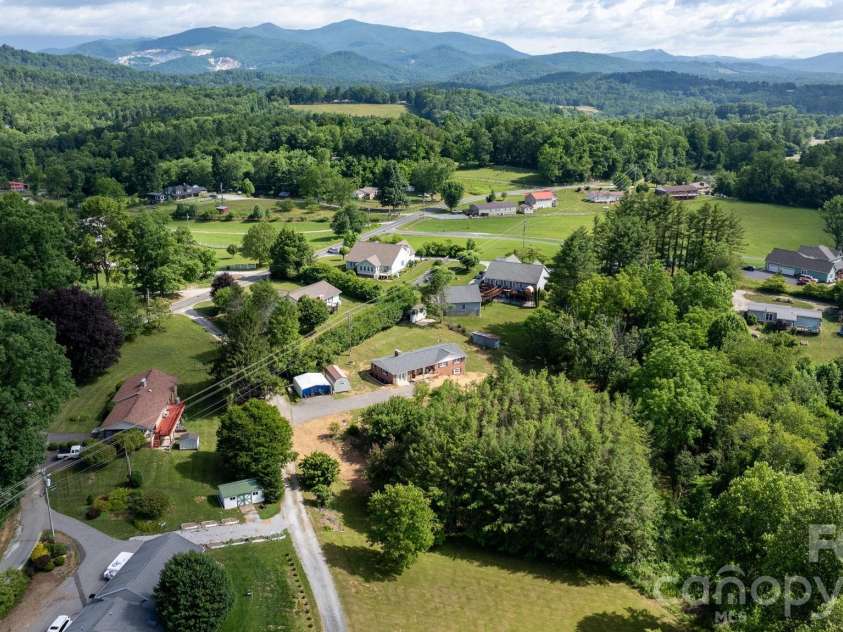 35 Glendale Drive, Spruce Pine, NC 28777.  MLS# CAR4392676, YatesRealty ID 33163. 