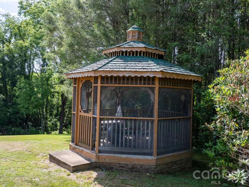 35 Glendale Drive, Spruce Pine, NC 28777.  MLS# CAR4392676, YatesRealty ID 33163. 