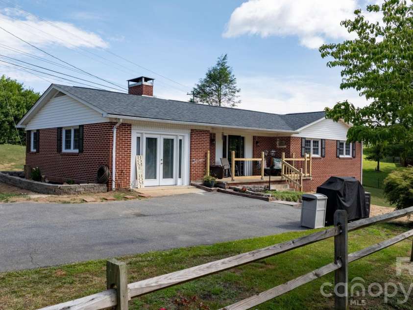 35 Glendale Drive, Spruce Pine, NC 28777.  MLS# CAR4392676, YatesRealty ID 33163. 