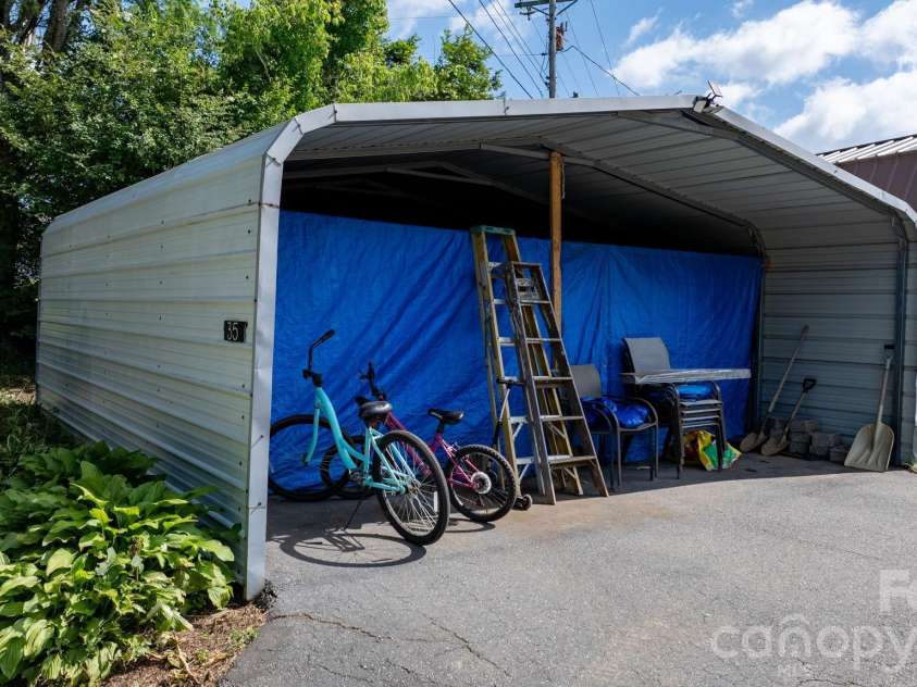 35 Glendale Drive, Spruce Pine, NC 28777.  MLS# CAR4392676, YatesRealty ID 33163. 