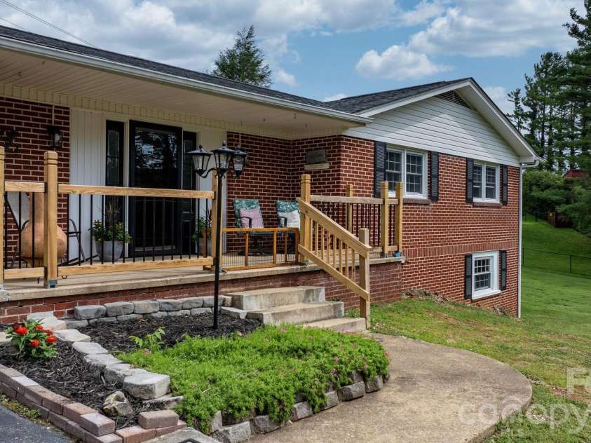 35 Glendale Drive, Spruce Pine, NC 28777.  MLS# CAR4392676, YatesRealty ID 33163. 