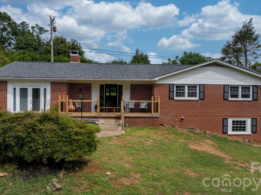 35 Glendale Drive, Spruce Pine, NC 28777.  MLS# CAR4392676, YatesRealty ID 33163. 