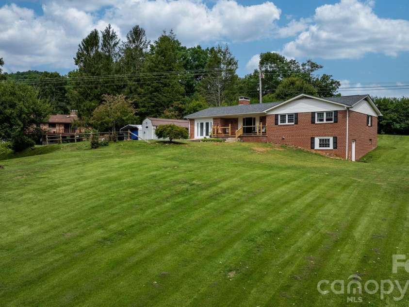 35 Glendale Drive, Spruce Pine, NC 28777.  MLS# CAR4392676, YatesRealty ID 33163. 