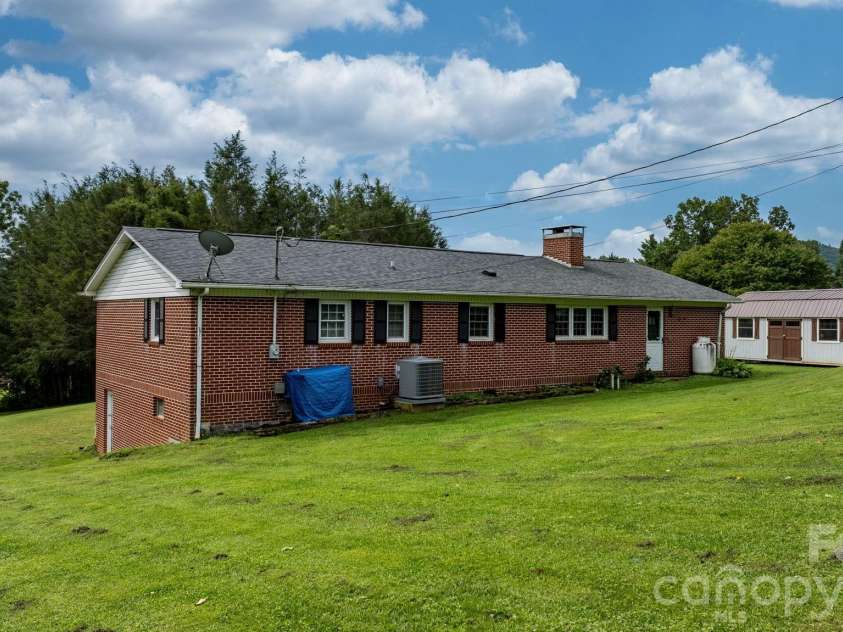 35 Glendale Drive, Spruce Pine, NC 28777.  MLS# CAR4392676, YatesRealty ID 33163. 