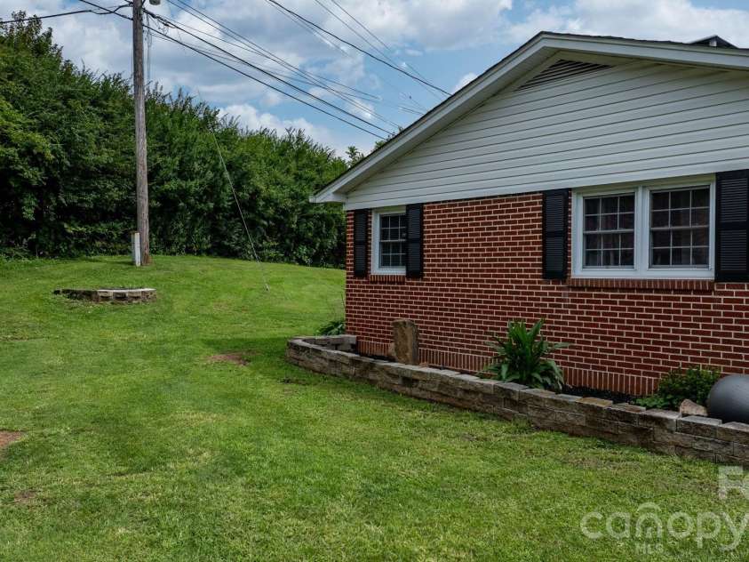35 Glendale Drive, Spruce Pine, NC 28777.  MLS# CAR4392676, YatesRealty ID 33163. 