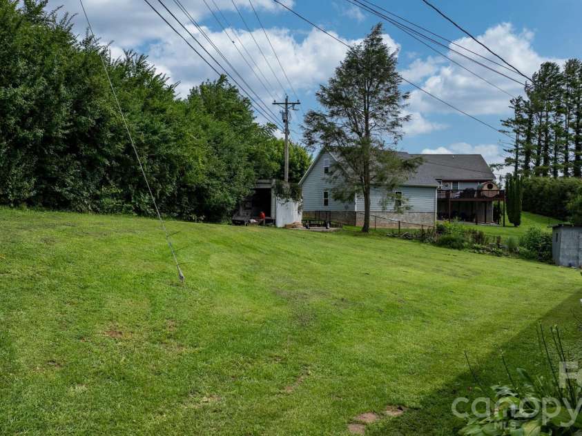 35 Glendale Drive, Spruce Pine, NC 28777.  MLS# CAR4392676, YatesRealty ID 33163. 