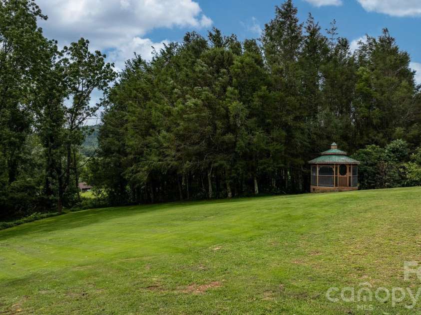 35 Glendale Drive, Spruce Pine, NC 28777.  MLS# CAR4392676, YatesRealty ID 33163. 