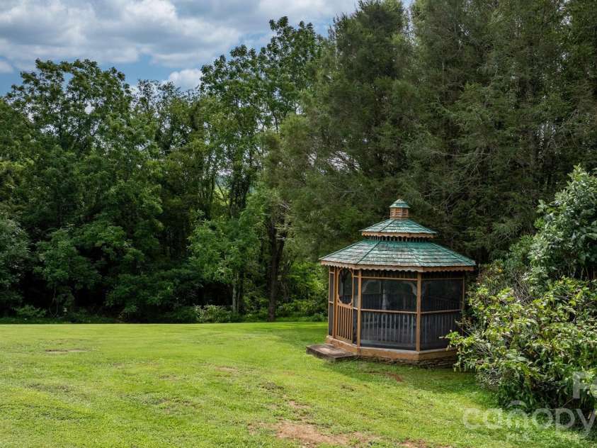 35 Glendale Drive, Spruce Pine, NC 28777.  MLS# CAR4392676, YatesRealty ID 33163. 