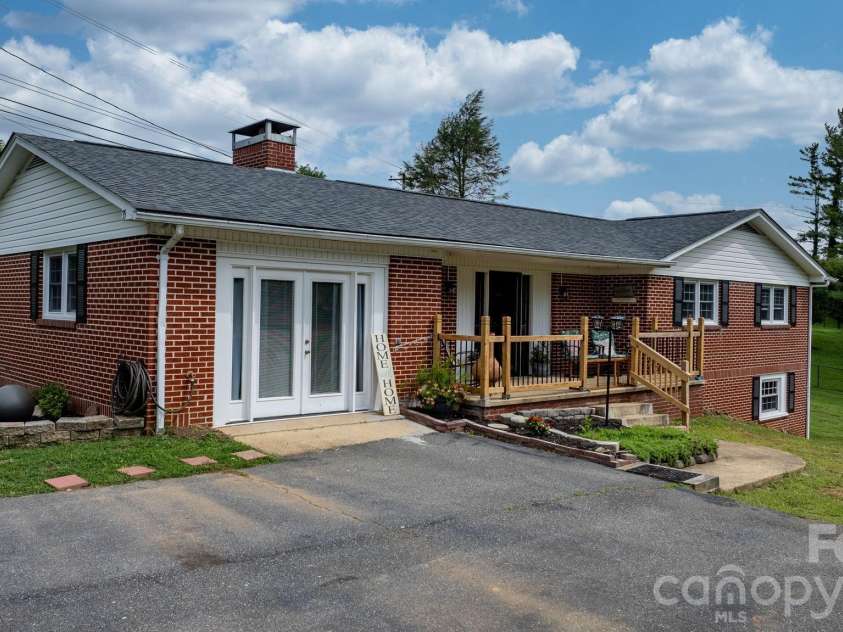 35 Glendale Drive, Spruce Pine, NC 28777.  MLS# CAR4392676, YatesRealty ID 33163. 