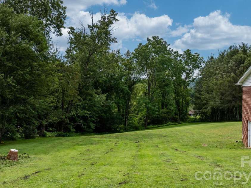 35 Glendale Drive, Spruce Pine, NC 28777.  MLS# CAR4392676, YatesRealty ID 33163. 