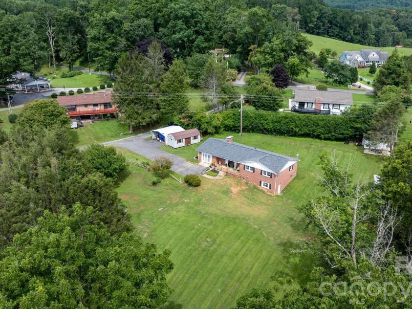35 Glendale Drive, Spruce Pine, NC 28777.  MLS# CAR4392676, YatesRealty ID 33163. 