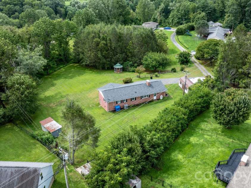 35 Glendale Drive, Spruce Pine, NC 28777.  MLS# CAR4392676, YatesRealty ID 33163. 