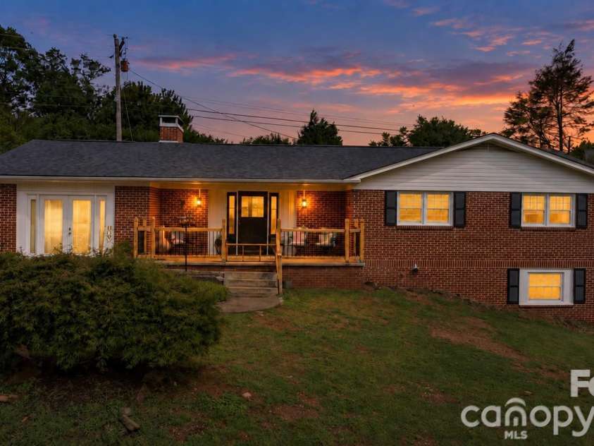35 Glendale Drive, Spruce Pine, NC 28777.  MLS# CAR4392676, YatesRealty ID 33163. AI TWILIGHT