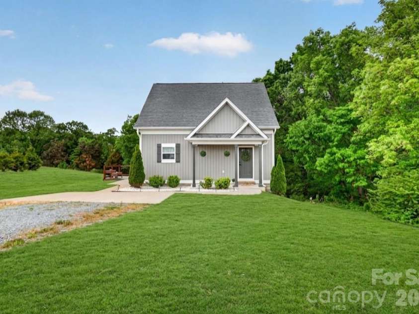 6109 Bunn Simpson Road, Marshville, NC 28103.  MLS# CAR4333051, YatesRealty ID 33164. Welcome Home! Virtually enhanced grass.