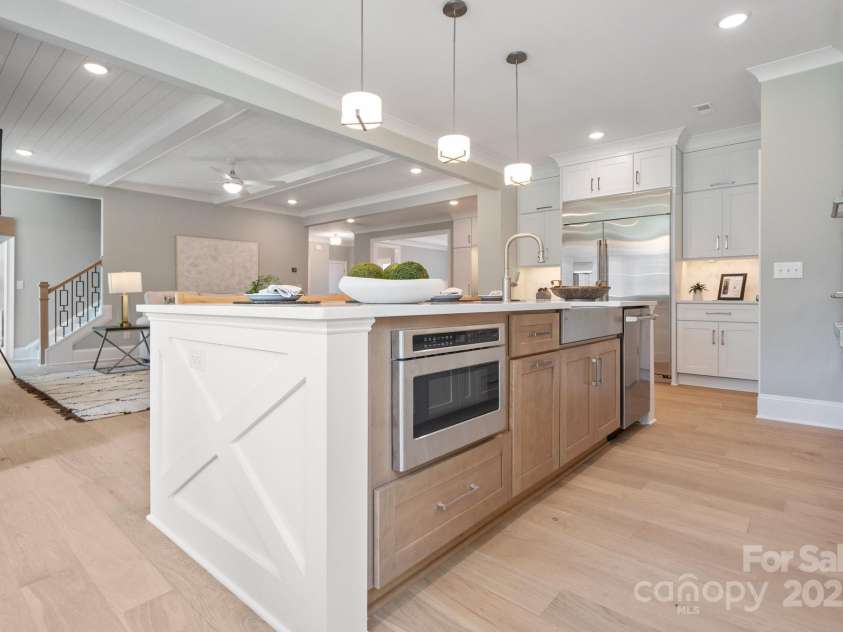 6910 Providence Lane, Charlotte, NC 28226.  MLS# CAR4283945, YatesRealty ID 33164. 