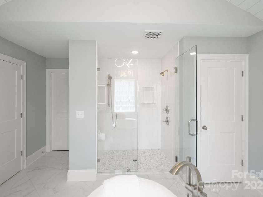 6910 Providence Lane, Charlotte, NC 28226.  MLS# CAR4283945, YatesRealty ID 33164. 