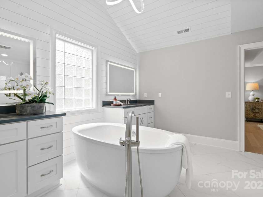 6910 Providence Lane, Charlotte, NC 28226.  MLS# CAR4283945, YatesRealty ID 33164. 