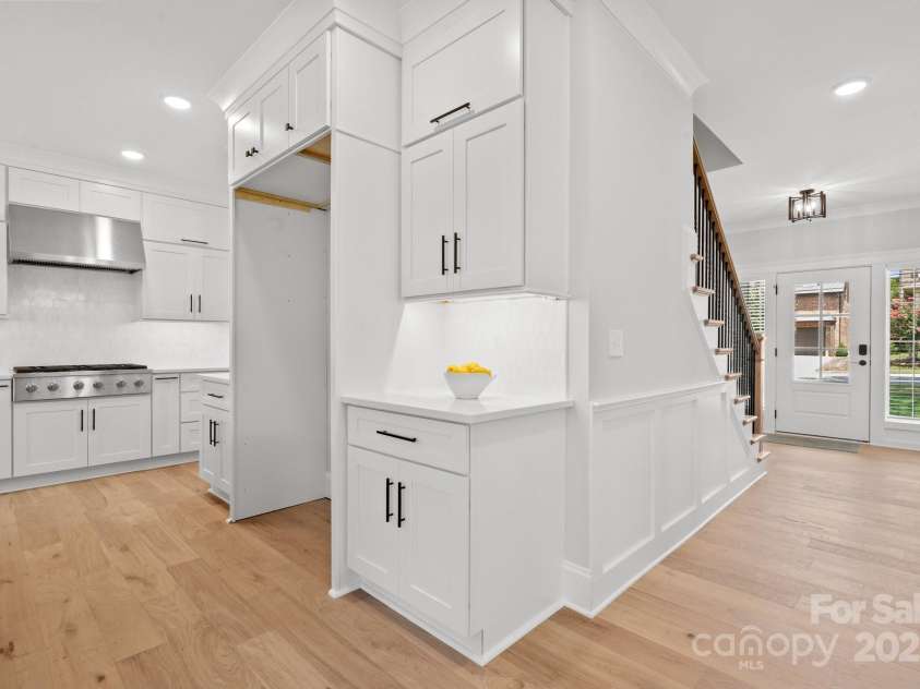 6906 Providence Lane, Charlotte, NC 28226.  MLS# CAR4283958, YatesRealty ID 33165. 