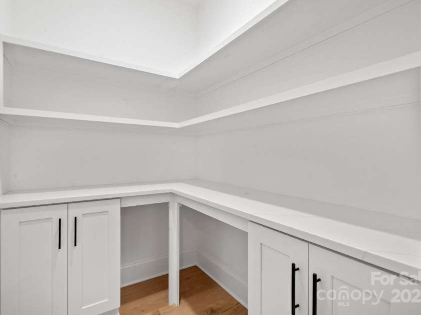 6906 Providence Lane, Charlotte, NC 28226.  MLS# CAR4283958, YatesRealty ID 33165. 