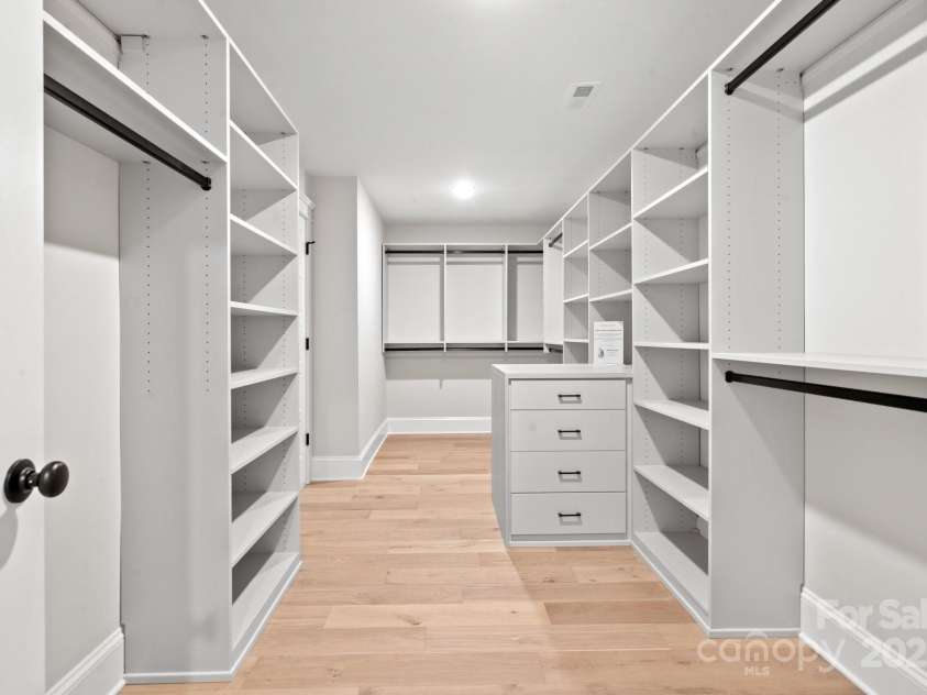 6906 Providence Lane, Charlotte, NC 28226.  MLS# CAR4283958, YatesRealty ID 33165. 
