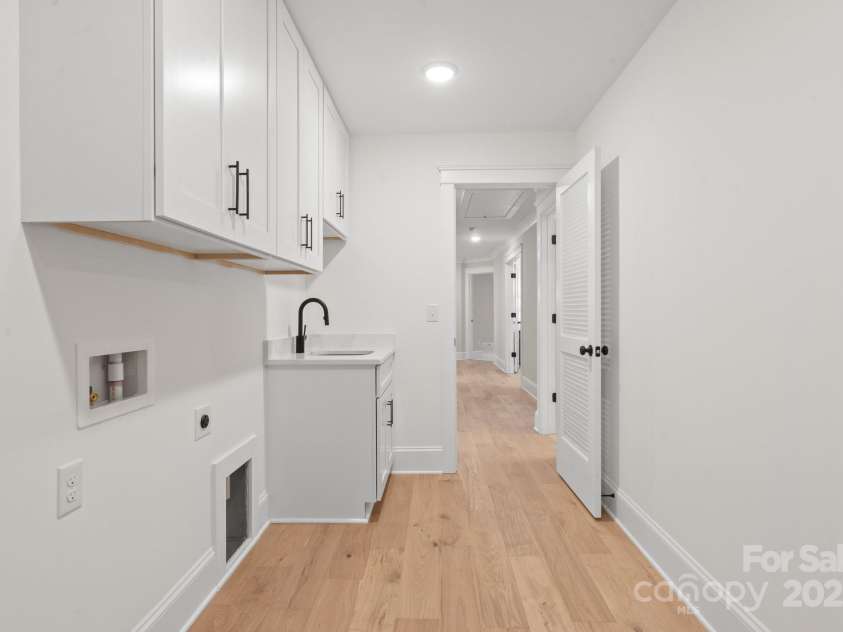 6906 Providence Lane, Charlotte, NC 28226.  MLS# CAR4283958, YatesRealty ID 33165. 