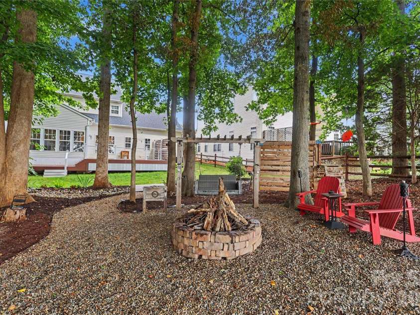 8712 Cool Meadow Drive, Huntersville, NC 28078.  MLS# CAR4394882, YatesRealty ID 33165. 