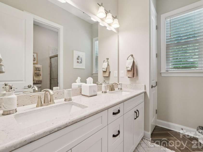 17914 Culross Lane, Charlotte, NC 28278.  MLS# CAR4366954, YatesRealty ID 33166. 2nd bathroom - main level