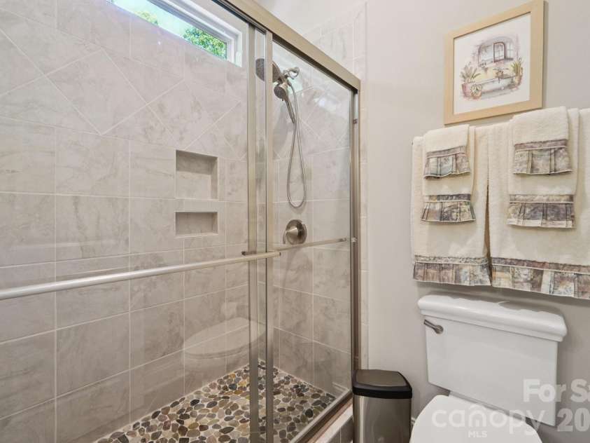 17914 Culross Lane, Charlotte, NC 28278.  MLS# CAR4366954, YatesRealty ID 33166. 2nd bathroom - main level