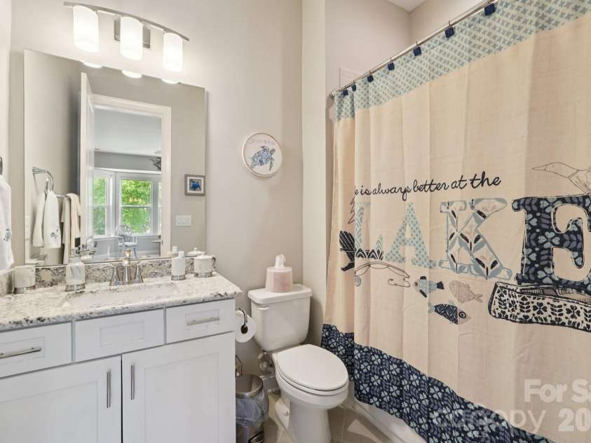 17914 Culross Lane, Charlotte, NC 28278.  MLS# CAR4366954, YatesRealty ID 33166. 2nd primary ensuite bathroom