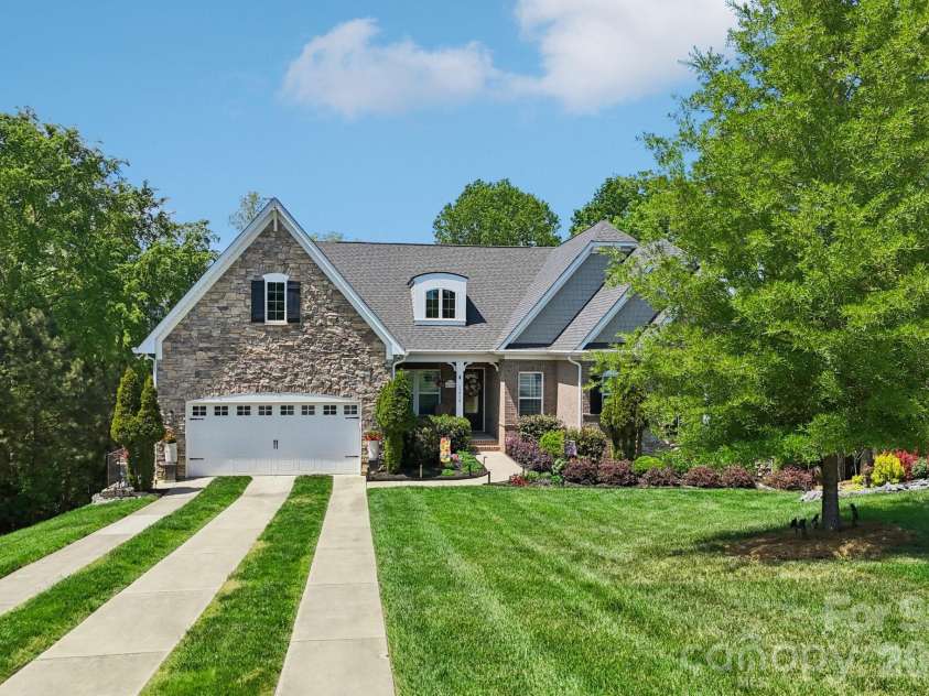 17914 Culross Lane, Charlotte, NC 28278.  MLS# CAR4366954, YatesRealty ID 33166. Long driveway - spacious front and side yards