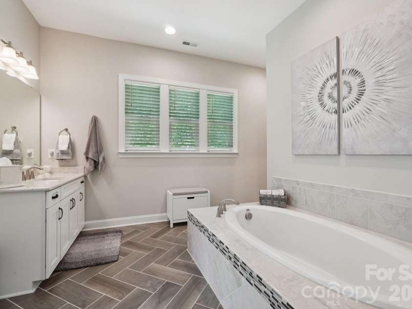 17914 Culross Lane, Charlotte, NC 28278.  MLS# CAR4366954, YatesRealty ID 33166. Primary bath