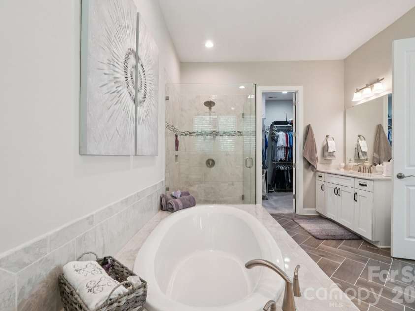17914 Culross Lane, Charlotte, NC 28278.  MLS# CAR4366954, YatesRealty ID 33166. Primary bath