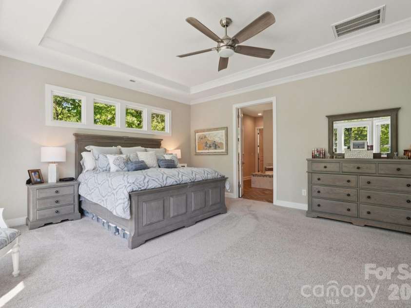 17914 Culross Lane, Charlotte, NC 28278.  MLS# CAR4366954, YatesRealty ID 33166. Primary bedroom on main level with trey ceilings