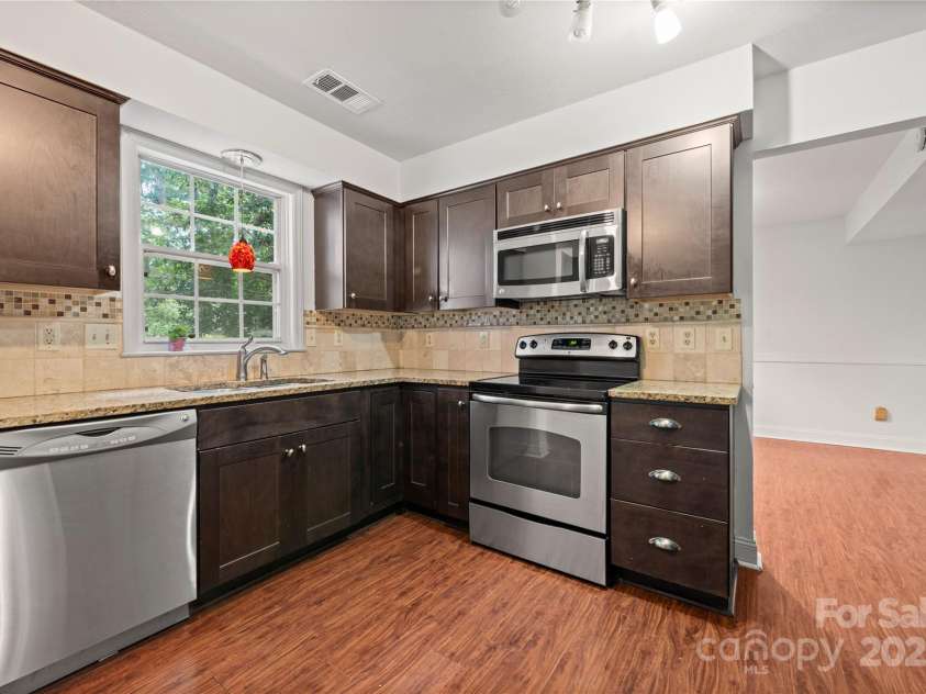 1230 Ridgebury Terrace, Matthews, NC 28105.  MLS# CAR4277606, YatesRealty ID 33167. Kitchen