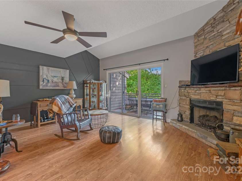 13932 Queens Harbor Road, Charlotte, NC 28278.  MLS# CAR4253729, YatesRealty ID 33168. Fireplace