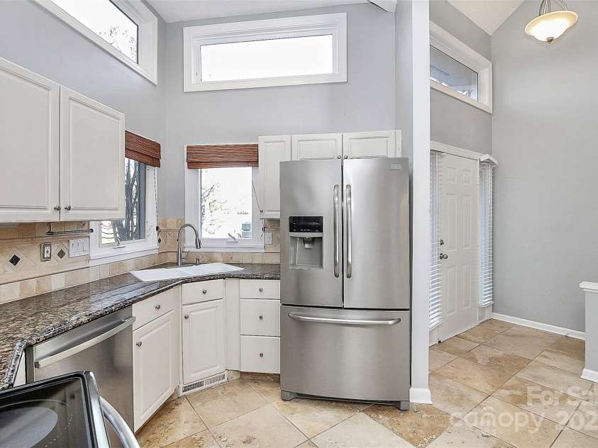 13932 Queens Harbor Road, Charlotte, NC 28278.  MLS# CAR4253729, YatesRealty ID 33168. Natural lighting