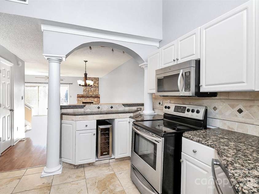 13932 Queens Harbor Road, Charlotte, NC 28278.  MLS# CAR4253729, YatesRealty ID 33168. Stainless Steel Appliances