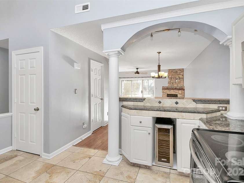 13932 Queens Harbor Road, Charlotte, NC 28278.  MLS# CAR4253729, YatesRealty ID 33168. Tiled Flooring