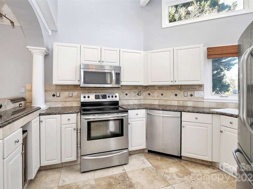 13932 Queens Harbor Road, Charlotte, NC 28278.  MLS# CAR4253729, YatesRealty ID 33168. Updated Kitchen