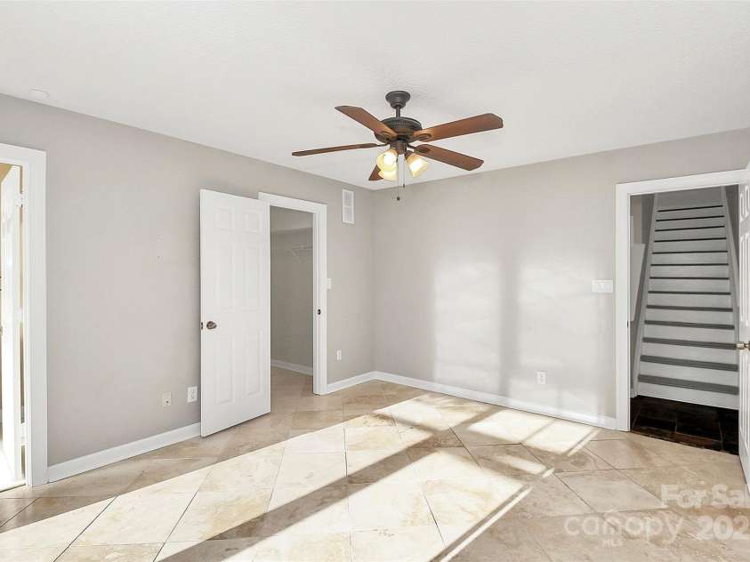 13932 Queens Harbor Road, Charlotte, NC 28278.  MLS# CAR4321119, YatesRealty ID 33168. Fireplace
