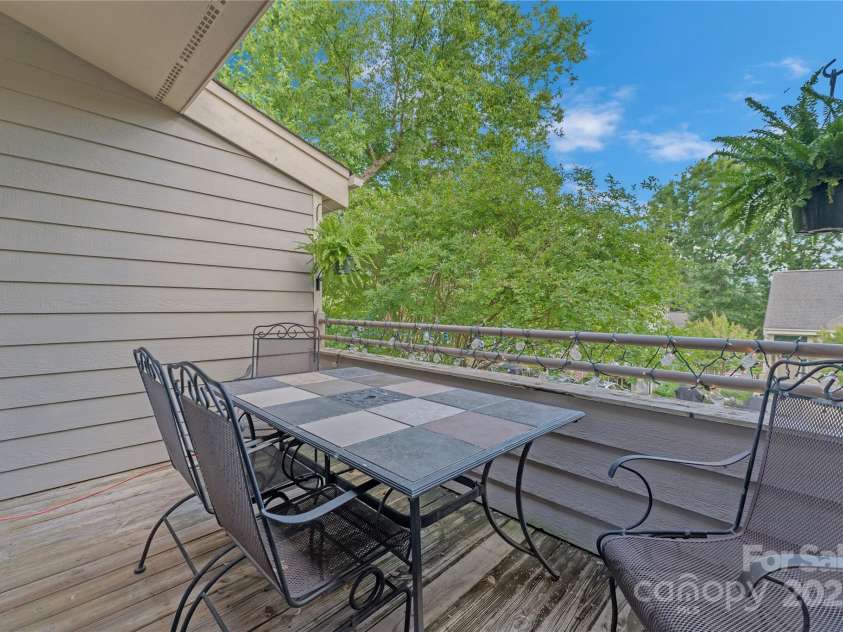 13932 Queens Harbor Road, Charlotte, NC 28278.  MLS# CAR4321119, YatesRealty ID 33168. Natural lighting