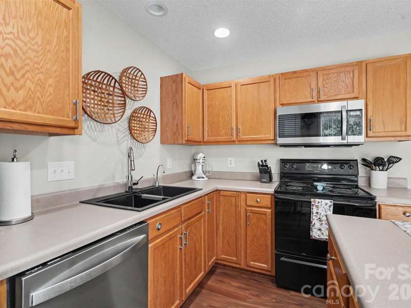 605 Gelderland Drive, Matthews, NC 28104.  MLS# CAR4395993, YatesRealty ID 33170. 