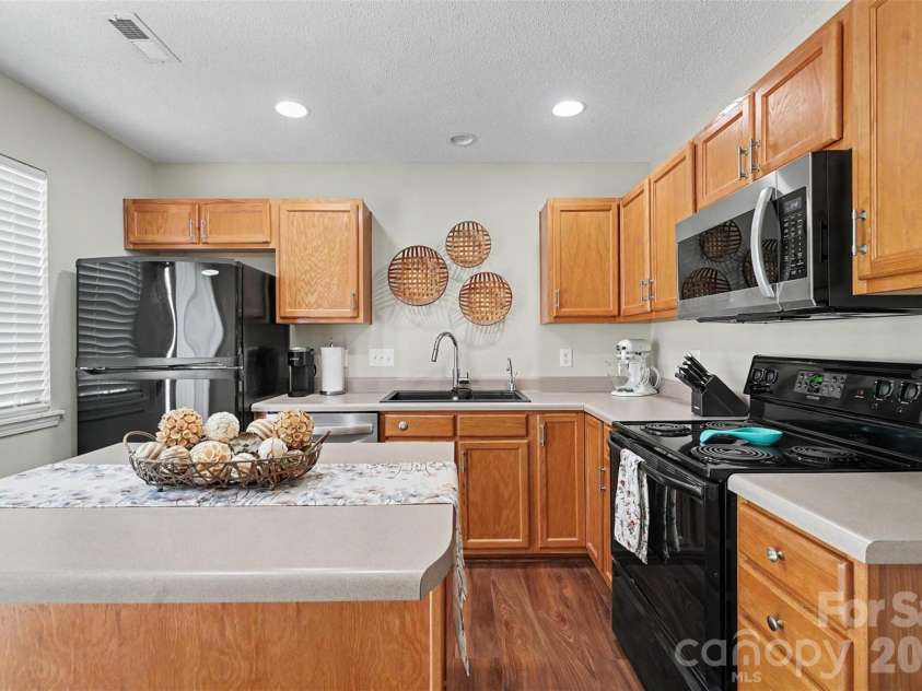 605 Gelderland Drive, Matthews, NC 28104.  MLS# CAR4395993, YatesRealty ID 33170. 