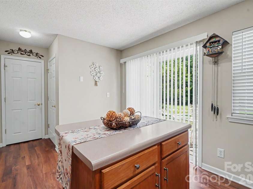 605 Gelderland Drive, Matthews, NC 28104.  MLS# CAR4395993, YatesRealty ID 33170. 