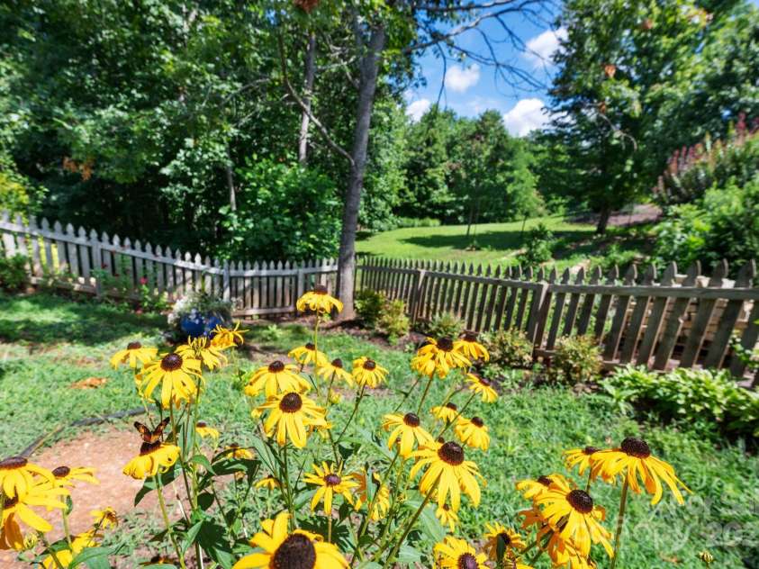 33 Penley Park Drive, Weaverville, NC 28787.  MLS# CAR4286490, YatesRealty ID 33176. Fenced in area.